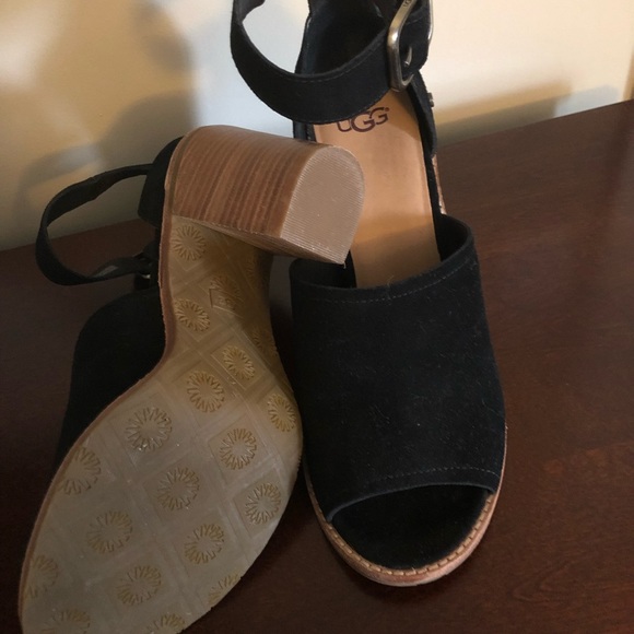 Open toe UGG shoes - Picture 1 of 3